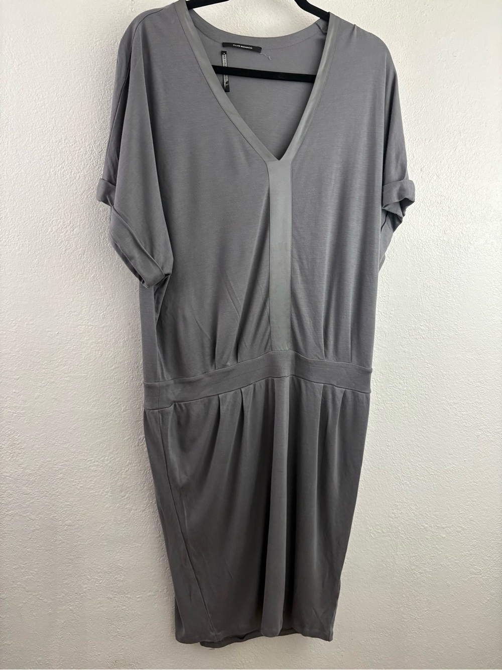 Club Monaco short-sleeve V-neck dress dropped pleated waist and center a accent